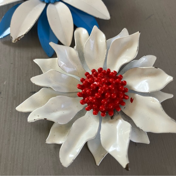 Two Vintage Enamel Brooch Flower Pins - Picture 4 of 6